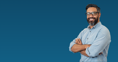 Emprendedor latino frente a su negocio